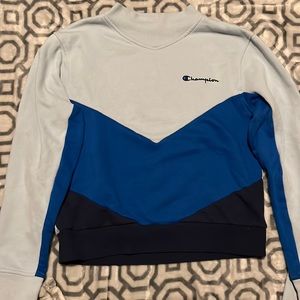 Champion sweatshirt with 3 different shades of blue, size M.